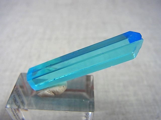 画像: 飯盛ラボストーン（IL-stone）「レアカラー：スイスブルートパーズカラー」（イエロー蛍光）ガラス原石 21.3カラット