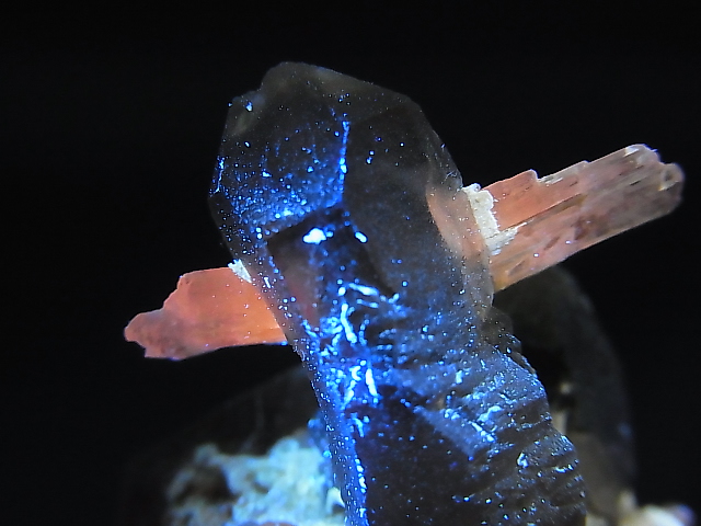 画像: マラウイ・ムランジェ産スモーキー水晶原石（蛍光カルサイト貫入り） 42.7g