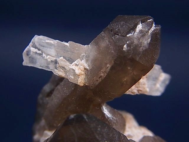 画像: マラウイ・ムランジェ産スモーキー水晶原石（蛍光カルサイト貫入り） 42.7g