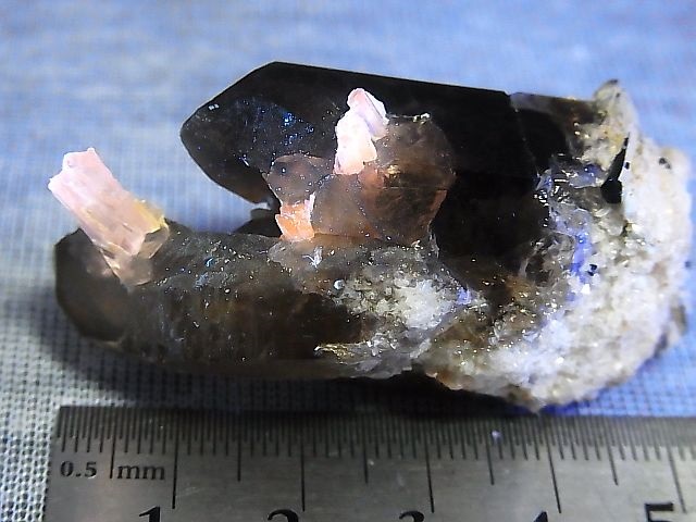 画像: マラウイ・ムランジェ産スモーキー水晶原石（蛍光カルサイト貫入り） 42.7g