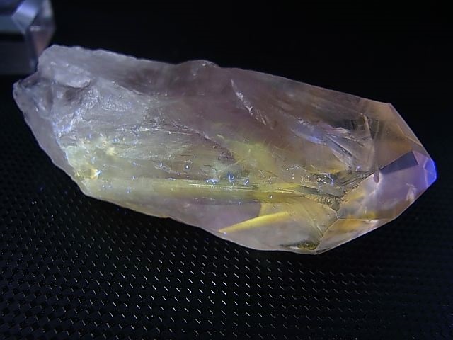 画像: ブラジル・コルデイロス産アメジスタドーラダ/蛍光ファントムアメジスト（錐面研磨） 82.2g