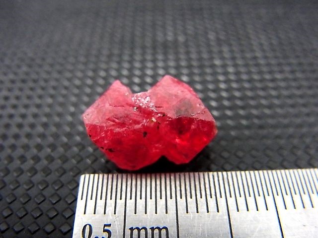 画像: ベトナムLuc Yen産レッドスピネル結晶（双晶） 9.5カラット