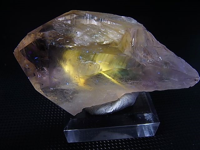 画像: ブラジル・コルデイロス産アメジスタドーラダ/蛍光ファントムアメジスト（錐面研磨） 61.5g
