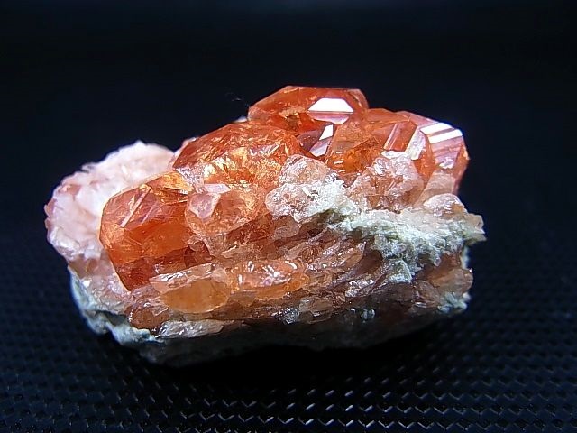 画像: 宝石グレード：カナダ・ジェフリー鉱山産グロッシュラーガーネット原石クラスター 49.5g