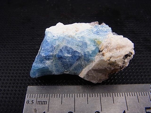 画像: ベトナム・タインホア産アクアマリン付き微斜長石 21.7g