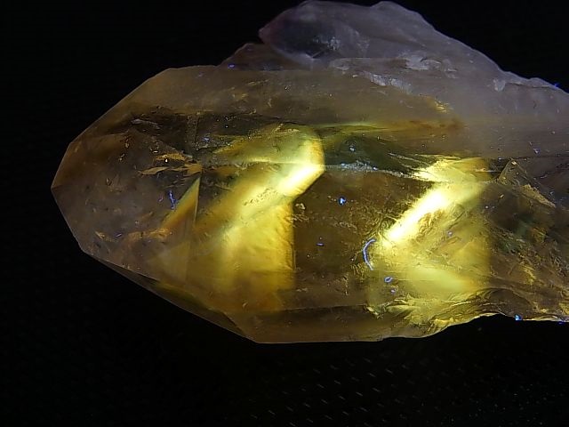 画像: ブラジル・コルデイロス産アメジスタドーラダ/蛍光ファントムアメジスト（錐面研磨） 66.8g