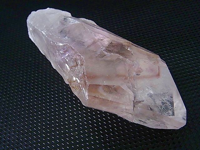 画像: ブラジル・コルデイロス産アメジスタドーラダ/蛍光ファントムアメジスト（錐面研磨） 67.8g