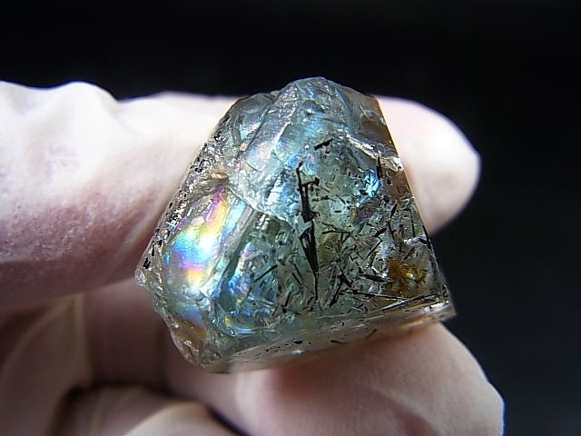 画像: フィンランド・コトカ産ブルートパーズ結晶（ブラックトルマリン共生/レインボー入り） 25.9g