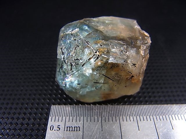 画像: フィンランド・コトカ産ブルートパーズ結晶（ブラックトルマリン共生/レインボー入り） 25.9g