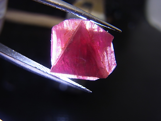 画像1: ミャンマー・モゴック産レッドスピネル結晶（双晶） 6.7カラット