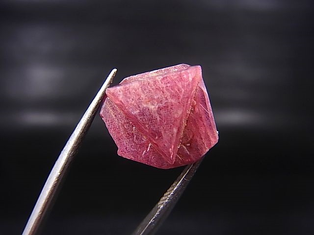 画像2: ミャンマー・モゴック産レッドスピネル結晶（双晶） 6.7カラット