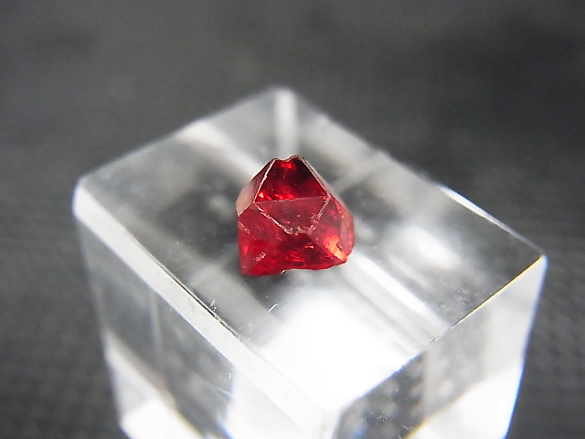 画像1: ミャンマー・モゴック産宝石質レッドスピネル結晶（双晶） 0.7カラット