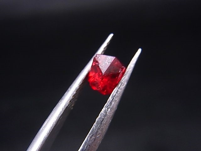 画像: ミャンマー・モゴック産宝石質レッドスピネル結晶（双晶） 0.7カラット