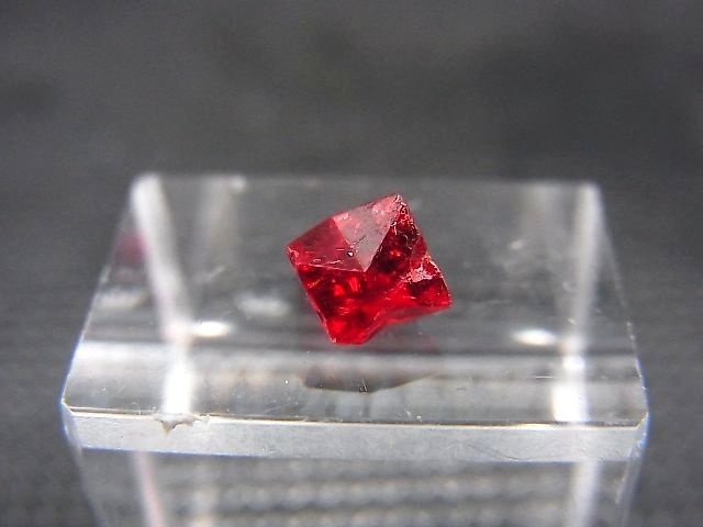 画像: ミャンマー・モゴック産宝石質レッドスピネル結晶（双晶） 0.7カラット