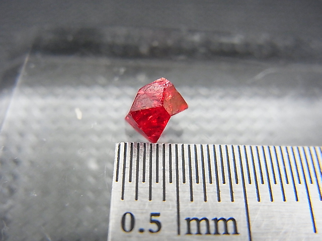 画像: ミャンマー・モゴック産宝石質レッドスピネル結晶（双晶） 0.7カラット