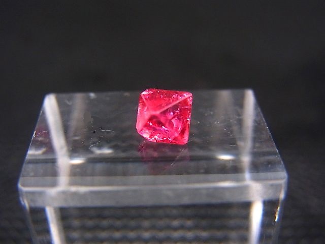 画像1: ミャンマー・モゴック産宝石質レッドスピネル結晶（八面体） 0.5カラット