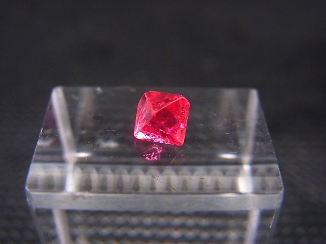 画像: ミャンマー・モゴック産宝石質レッドスピネル結晶（八面体） 0.5カラット
