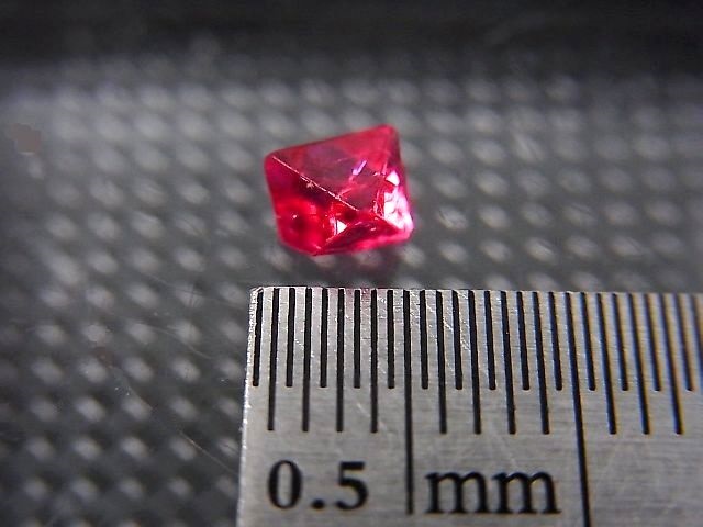 画像: ミャンマー・モゴック産宝石質レッドスピネル結晶（八面体） 0.5カラット