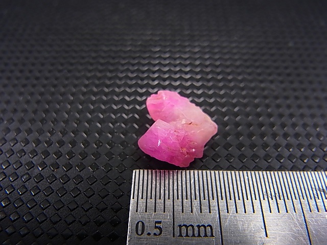 画像: ベトナムLuc Yen産シルキーサファイア原石（犬牙型/連晶） 3.7カラット