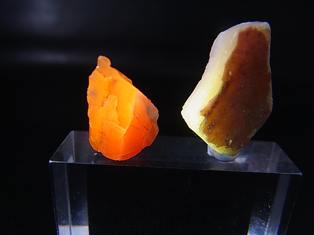 画像: Hokkaidoite北海道然別湖産蛍光オパール原石 2点セット トータル 2.9g