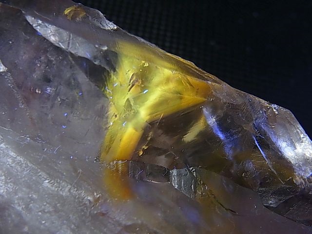 画像: ブラジル・コルデイロス産アメジスタドーラダ/蛍光ファントムアメジスト（錐面研磨） 136.3g