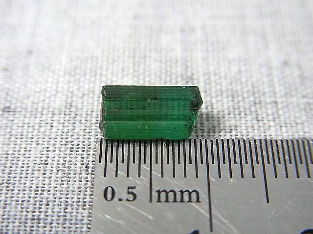 画像: ブラジル産グリーントルマリン柱状結晶 1.8カラット