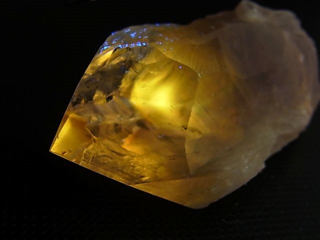 画像: ブラジル・コルデイロス産アメジスタドーラダ/蛍光ファントムアメジスト（錐面研磨） 92.0g