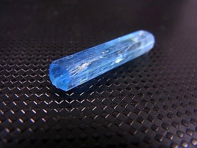 画像: ジェムグレード宝石需要品質：ベトナム産アクアマリン柱状結晶原石（錐面研磨） 7.1カラット