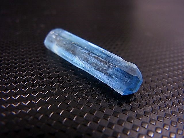 画像: ジェムグレード宝石需要品質：ベトナム産アクアマリン柱状結晶原石（錐面研磨） 7.1カラット