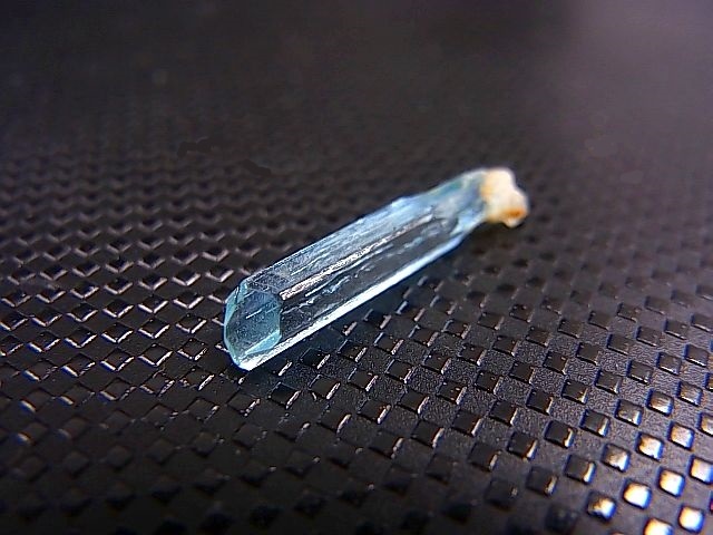 画像: ジェムグレード宝石需要品質：ベトナム産アクアマリン柱状結晶原石 1.7カラット
