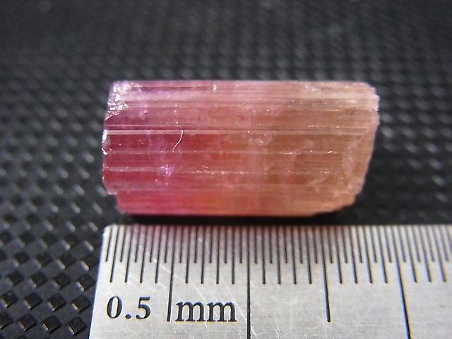 画像: ナミビア・エロンゴ産ピンクトルマリン柱状結晶 18.6カラット