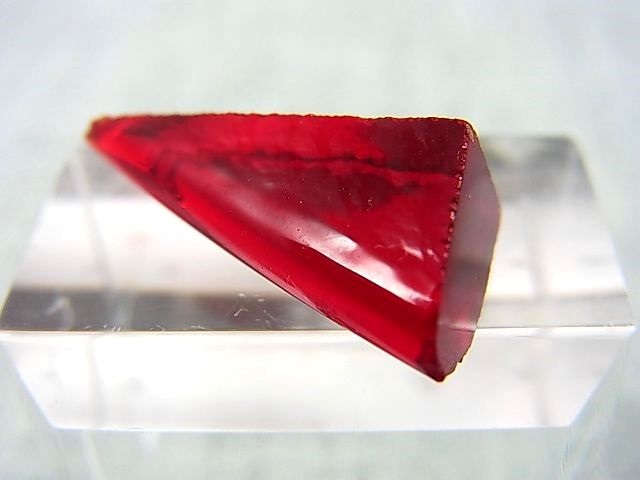 画像: 飯盛ラボストーン（IL-stone）「レアカラー：ガーネットカラー」ガラス原石（蛍光性あり） 8.8カラット