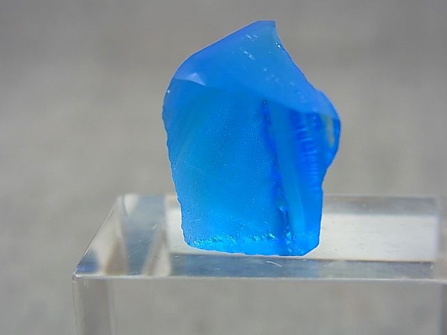 画像: 飯盛ラボストーン（IL-stone）「サファイアカラー」ガラス原石（蛍光性あり） 10.0カラット