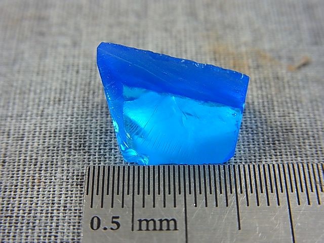 画像: 飯盛ラボストーン（IL-stone）「サファイアカラー」ガラス原石（蛍光性あり） 10.0カラット