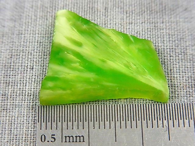 画像: ヴィクトリアストーン（飯盛ラボストーンIL-stone）グリーン原石 14.1カラット