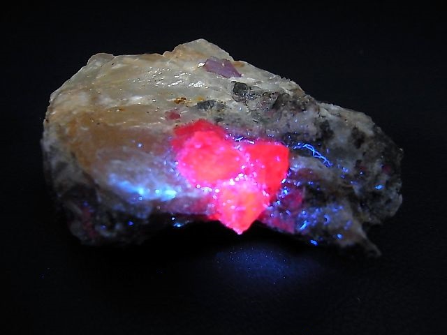 画像: メキシコ・オハエラ鉱山産フローライト原石（赤色蛍光） 137.0g