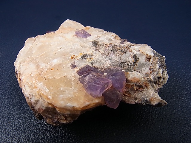 画像: メキシコ・オハエラ鉱山産フローライト原石（赤色蛍光） 137.0g