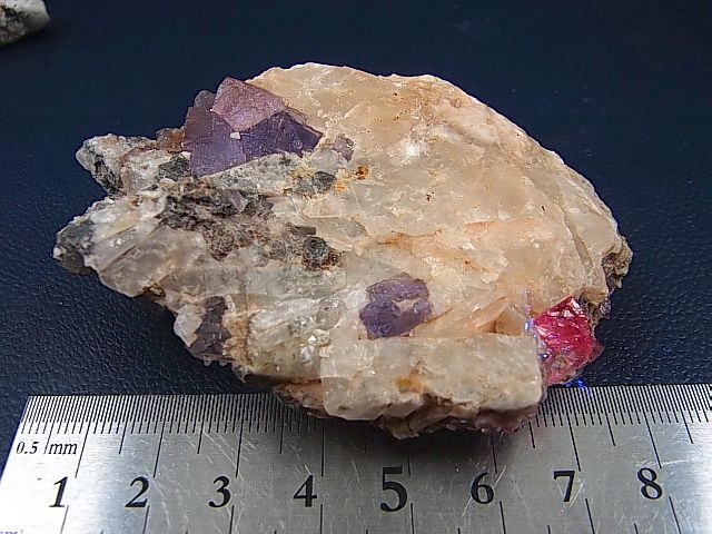 画像: メキシコ・オハエラ鉱山産フローライト原石（赤色蛍光） 137.0g