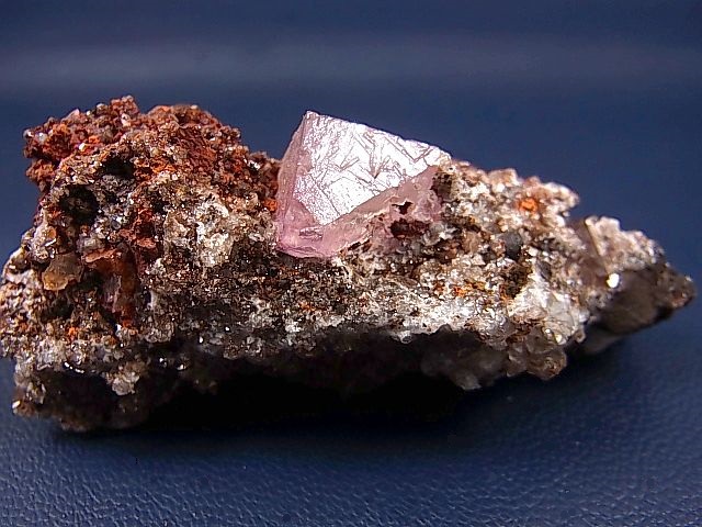 画像: メキシコ・オハエラ鉱山産フローライト原石（赤色蛍光） 85.2g