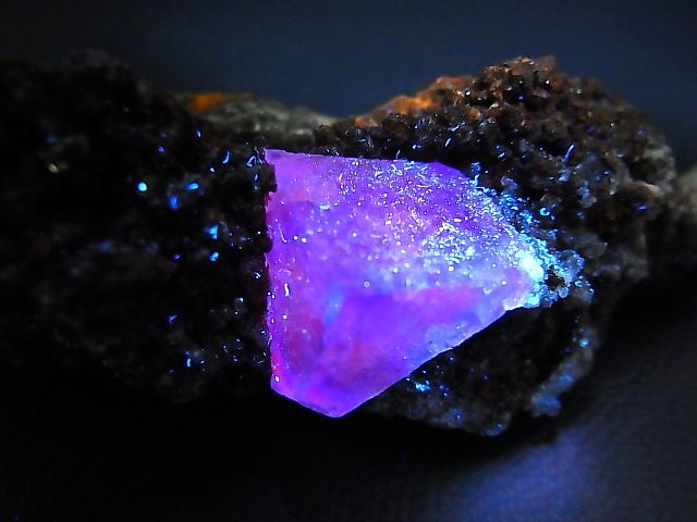 画像: メキシコ・オハエラ鉱山産フローライト原石（赤色蛍光） 85.2g