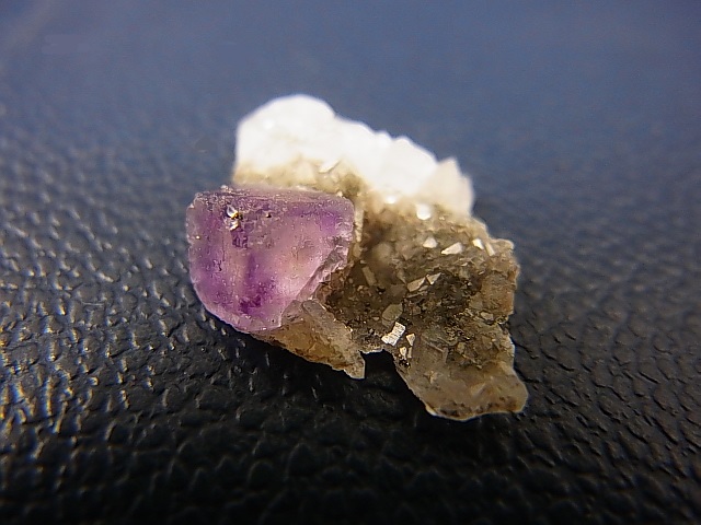 画像: ドイツ・ザクセン州産フローライトon水晶 0.8g