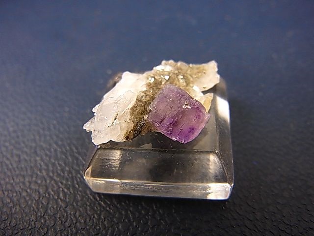 画像: ドイツ・ザクセン州産フローライトon水晶 0.8g