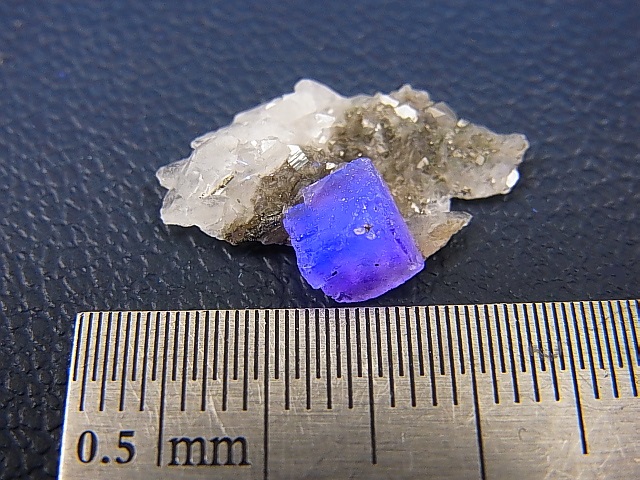 画像: ドイツ・ザクセン州産フローライトon水晶 0.8g