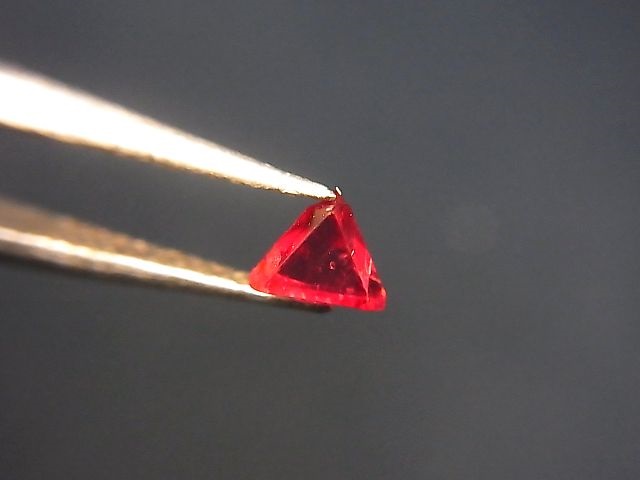 画像: ミャンマー・モゴック産宝石質レッドスピネル結晶（双晶） 0.3カラット