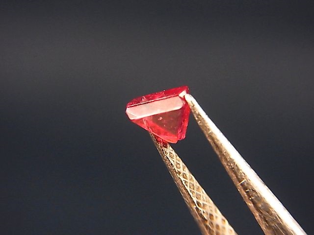 画像: ミャンマー・モゴック産宝石質レッドスピネル結晶（双晶） 0.3カラット