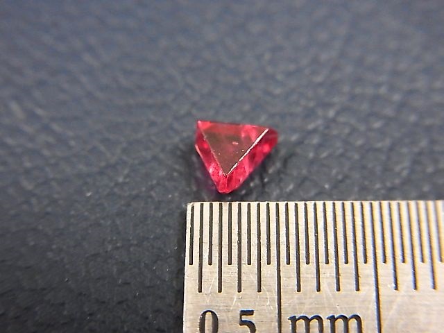 画像: ミャンマー・モゴック産宝石質レッドスピネル結晶（双晶） 0.3カラット