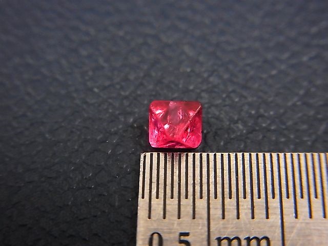 画像: ミャンマー・モゴック産宝石質レッドスピネル結晶（八面体） 0.3カラット
