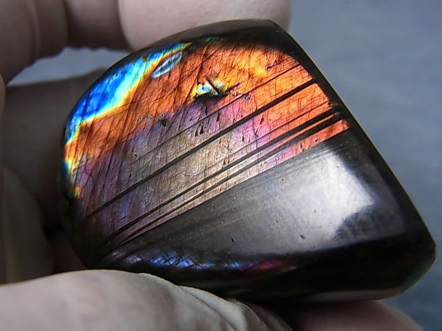 画像: マダガスカル産ラブラドライト研磨原石（パープルピンク/ブルーマトリクス） 64.4g