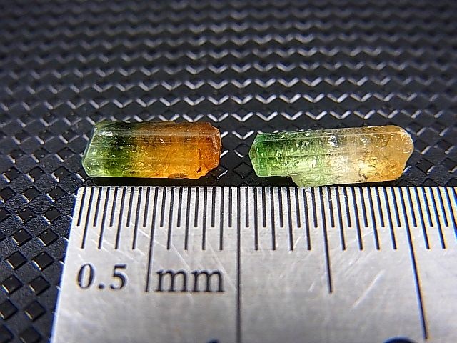 画像: ベトナムMinh Tien産バイカラートルマリン（イエロー/グリーン）結晶原石 2点セット トータル 2.3カラット