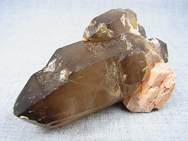 画像: 新産地：ベトナム・ニントゥアン産スモーキー水晶（ＤＴ/エピドート内包/カリ長石共生） 136.7g